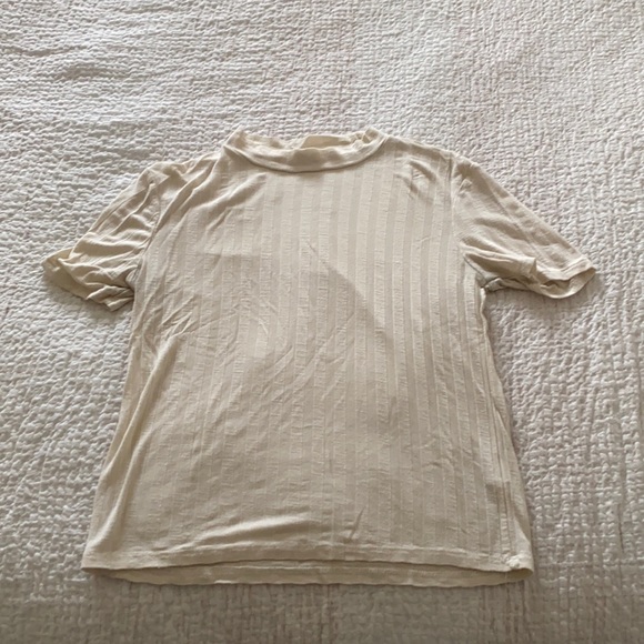 Medium. White - Picture 1 of 1